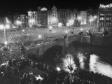People Celebrating the Independence of Ireland on O'Connell Bridge before Midnight on Easter Sunday Fotografisk trykk av Larry Burrows