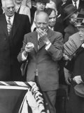 Pres. Dwight D. Eisenhower, Applying a Wet Whammy to First Official Baseball of Washington Season 写真プリント - ジョージ・Skadding