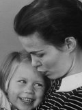 Working Mother Jennie Magill Talking to Her Daughter Impressão fotográfica premium por Grey Villet