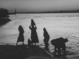 Scene from the Banks of the Nile River Lámina fotográfica por Walter Sanders Scene from the Banks of the Nile River Lámina fotográfica por Walter Sanders