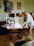 Pablo Picasso Arranging Displays of His Paintings at His Home in Notre-Dame-De-Vie, Mougins Lámina fotográfica de primera calidad por Gjon Mili