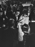 Actress Elizabeth Taylor in Crowd with Eddie Fisher Lámina fotográfica de primera calidad por Grey Villet Actress Elizabeth Taylor in Crowd with Eddie Fisher Lámina fotográfica de primera calidad por Grey Villet