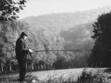Fisherman on Banks of European Waterway Premium fotografisk trykk av Pierre Boulat Fisherman on Banks of European Waterway Premium fotografisk trykk av Pierre Boulat