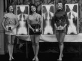 Winning Models Marianne Baba, Lois Conway and Ruth Swensen During a Chiropractor Beauty Contest Lámina fotográfica por Wallace Kirkland