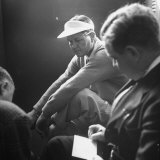 Golfer Byron Nelson Talking to Sportswriters in the Locker Room Premium fotografisk trykk av Gabriel Benzur Golfer Byron Nelson Talking to Sportswriters in the Locker Room Premium fotografisk trykk av Gabriel Benzur