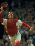 Cincinnati Reds Catcher Johnny Bench Catching Pop Fly During Game Against San Francisco Giants プレミアム写真プリント - ジョン・ドミニス