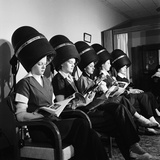Women Aviation Workers under Hair Dryers in Beauty Salon, North American Aviation's Woodworth Plant Lámina fotográfica por Charles E. Steinheimer Women Aviation Workers under Hair Dryers in Beauty Salon, North American Aviation's Woodworth Plant Lámina fotográfica por Charles E. Steinheimer