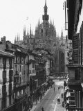 View of the Landscape of Milan with the Cathedral Dominating the Background Lámina fotográfica por Carl Mydans View of the Landscape of Milan with the Cathedral Dominating the Background Lámina fotográfica por Carl Mydans