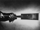 Japanese Saw Held by Furniture Maker George Nakashima Lámina fotográfica de primera calidad por John Loengard