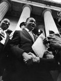 Reverend Martin Luther King Jr. Shaking Hands with Crowd at Lincoln Memorial Lámina fotográfica de primera calidad por Paul Schutzer Reverend Martin Luther King Jr. Shaking Hands with Crowd at Lincoln Memorial Lámina fotográfica de primera calidad por Paul Schutzer