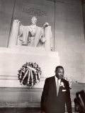 Reverend Martin Luther King Jr. at Lincoln Memorial Lámina fotográfica de primera calidad por Paul Schutzer