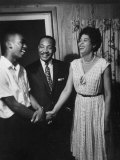 Student Ernest Green Shaking Hands with NAACP Head Daisy Bates and Rev. Martin Luther King Impressão fotográfica premium por Grey Villet