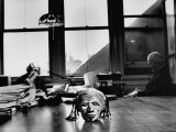 Decorated Tchambul Skull for a Museum Specimen, Anthropologist Margaret Mead at Work Lámina fotográfica de primera calidad por John Loengard