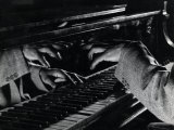 Hands of Jazz Pianist Eddie Heywood on Keyboard During Jam Session Lámina fotográfica de primera calidad por Gjon Mili Hands of Jazz Pianist Eddie Heywood on Keyboard During Jam Session Lámina fotográfica de primera calidad por Gjon Mili
