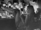 George Silk - Chorus Girl-Singer Linda Lombard, Resting Her Legs after a Tough Night on Stage Fotografická reprodukce George Silk - Chorus Girl-Singer Linda Lombard, Resting Her Legs after a Tough Night on Stage Fotografická reprodukce