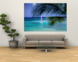 Palm Tree, Swimmers and a Boat at the Beach, Waikiki, U.S.A. Wandgemälde von Ann Cecil