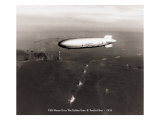 USS Macon por el Golden Gate y la flota del Pacífico, 1934 Lámina giclée por Clyde Sunderland