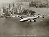 Lockheed Constellation survolant New York, 1950 Reproduction procédé giclée par Clyde Sunderland
