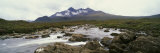 River Sligachan, Distant Mountain in Mist, Glen Sligachan, Isle of Skye, Scotland Lámina fotográfica por Panoramic Images River Sligachan, Distant Mountain in Mist, Glen Sligachan, Isle of Skye, Scotland Lámina fotográfica por Panoramic Images