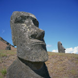 Moai Statues Carved from Crater Walls, Easter Island, Chile Lámina fotográfica por Geoff Renner