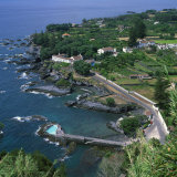 Houses and Rocky Coastline in the South of the Island of Sao Miguel in the Azores, Portugal Photographie par David Lomax