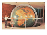 Children Looking at Giant Globe Lámina giclée Children Looking at Giant Globe Lámina giclée