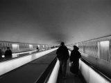 Straight, Long Underpass.Coming and Going People, Paris, France Photographie par Tomaru Eiichi