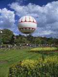 Bournemouth Eye, a Tethered Balloon Giving Rides Above the Town, Bournemouth, Dorset, England Photographie par Pearl Bucknall