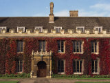 Courtyard, Trinity College, Cambridge, Cambridgeshire, England, United Kingdom, Europe Fotografisk trykk av Steve Bavister Courtyard, Trinity College, Cambridge, Cambridgeshire, England, United Kingdom, Europe Fotografisk trykk av Steve Bavister