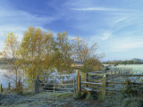 Footpath and Stile Near Horseshoe Lake on a Frosty Autumn Morning, Sandhurst, Berkshire, England Photographie par Pearl Bucknall