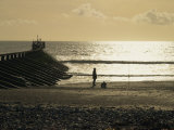 Fisherman on the Beach Silhouetted Against the Winter Sun, Littlehampton, West Sussex, England, UK Photographie par Pearl Bucknall
