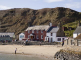 Ty Coch Inn on Beach at Porth Dinllaen Village in Bay on Lleyn Peninsula, North Wales, UK Photographie par Pearl Bucknall