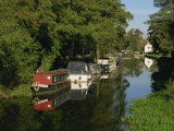 Moored Boats on the Wey Navigation, Craft Lock, Sutton Green, Surrey, England, UK Photographie par Pearl Bucknall