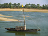 Small Boat Moored on the River Loire Near Mont Jean in Pays De La Loire, France, Europe Lámina fotográfica por Michael Busselle Small Boat Moored on the River Loire Near Mont Jean in Pays De La Loire, France, Europe Lámina fotográfica por Michael Busselle