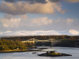 Menai Suspension Bridge Built by Thomas Telford in 1826, Anglesey, North Wales, UK Photographie par Pearl Bucknall
