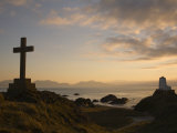 Stone Cross and Old Lighthouse, Llanddwyn Island National Nature Reserve, Anglesey, North Wales Fotografisk trykk av Pearl Bucknall