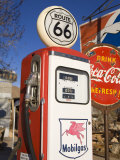 Gas Pump, General Store and Route 66 Museum, Hackberry, Arizona, USA Lámina fotográfica por Richard Cummins Gas Pump, General Store and Route 66 Museum, Hackberry, Arizona, USA Lámina fotográfica por Richard Cummins