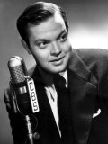 Orson Welles at the CBS Microphone in Publicity Shot for Murcury Summer Theater, 1946 Affiches