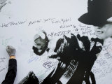 Fans Sign Tribute Wall to Michael Jackson outside the Staples Center, Los Angeles, July 7, 2009 Photographie