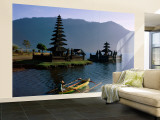 Lake Bratan, Pura Ulun Danu Bratan Temple and Boatman, Bali, Indonesia Wall Mural – Large por Steve Vidler