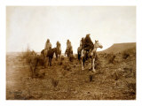 Apaches. Desert Rovers- Five Apache on Horseback in Desert, 1903 Pósters por Edward S. Curtis