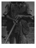 Alabama African American Tenant Farmer Holding a Hoe, June 1936 Fotografía por Dorothea Lange