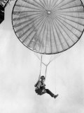 Amelia Earhart Helps Test a Commercial Parachute. June 2, 1935 Pósters