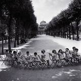 Les enfants dans les jardins du Palais-Royal, 1950 Affiches par Robert Doisneau