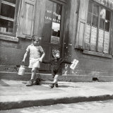 Rue Marcellin Berthelot, Choisy-Le-Roi, c.1945 Affiches par Robert Doisneau