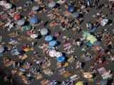 Sunbathers blanket the shore of Lake Villarica Photographie par Bobby Haas
