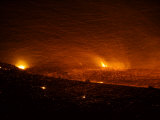 Winds whip a maelstrom of embers across a field near Santa Clarita Lámina fotográfica por Mark Thiessen