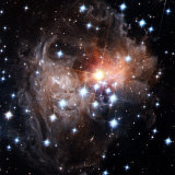 Intricate structures in interstellar dust surround a cool red star Photographie par Esa And Nasa