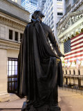 A bronze statue of George Washington and the New York Stock Exchange Lámina fotográfica por Justin Guariglia