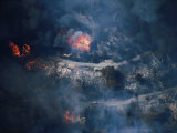 Homes burning in a Lake Arrowhead neighborhood Lámina fotográfica por Mark Thiessen